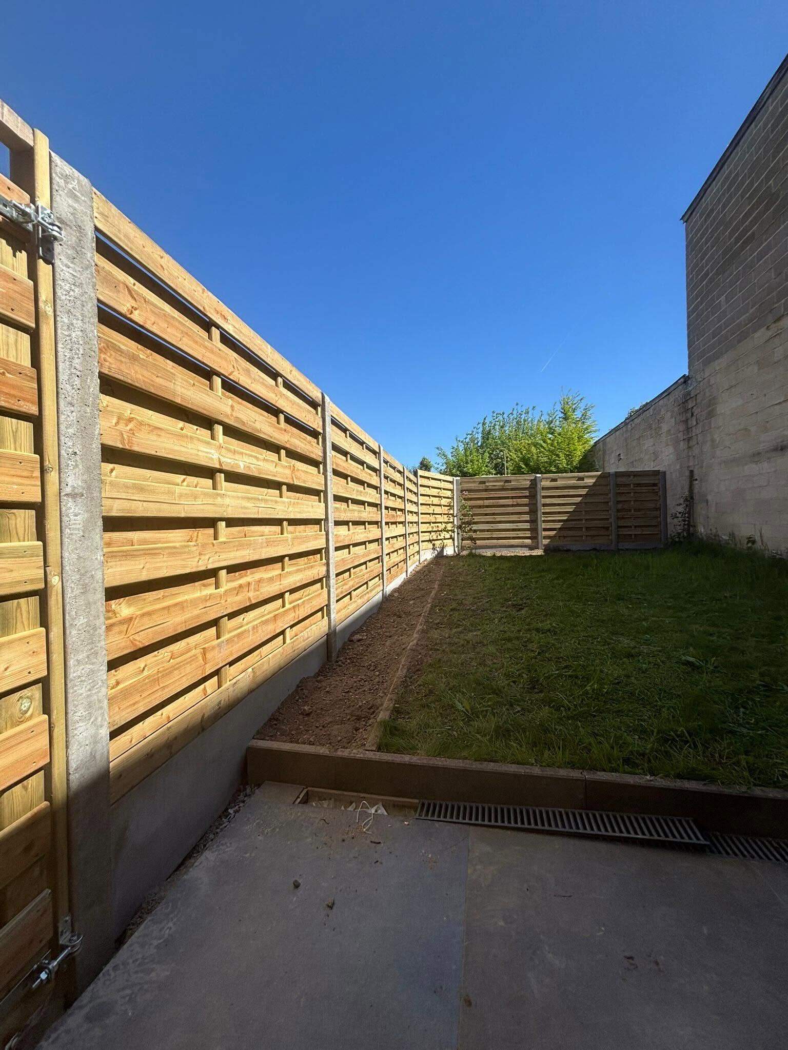 Dezelfde schutsels tot achteraan de tuin.