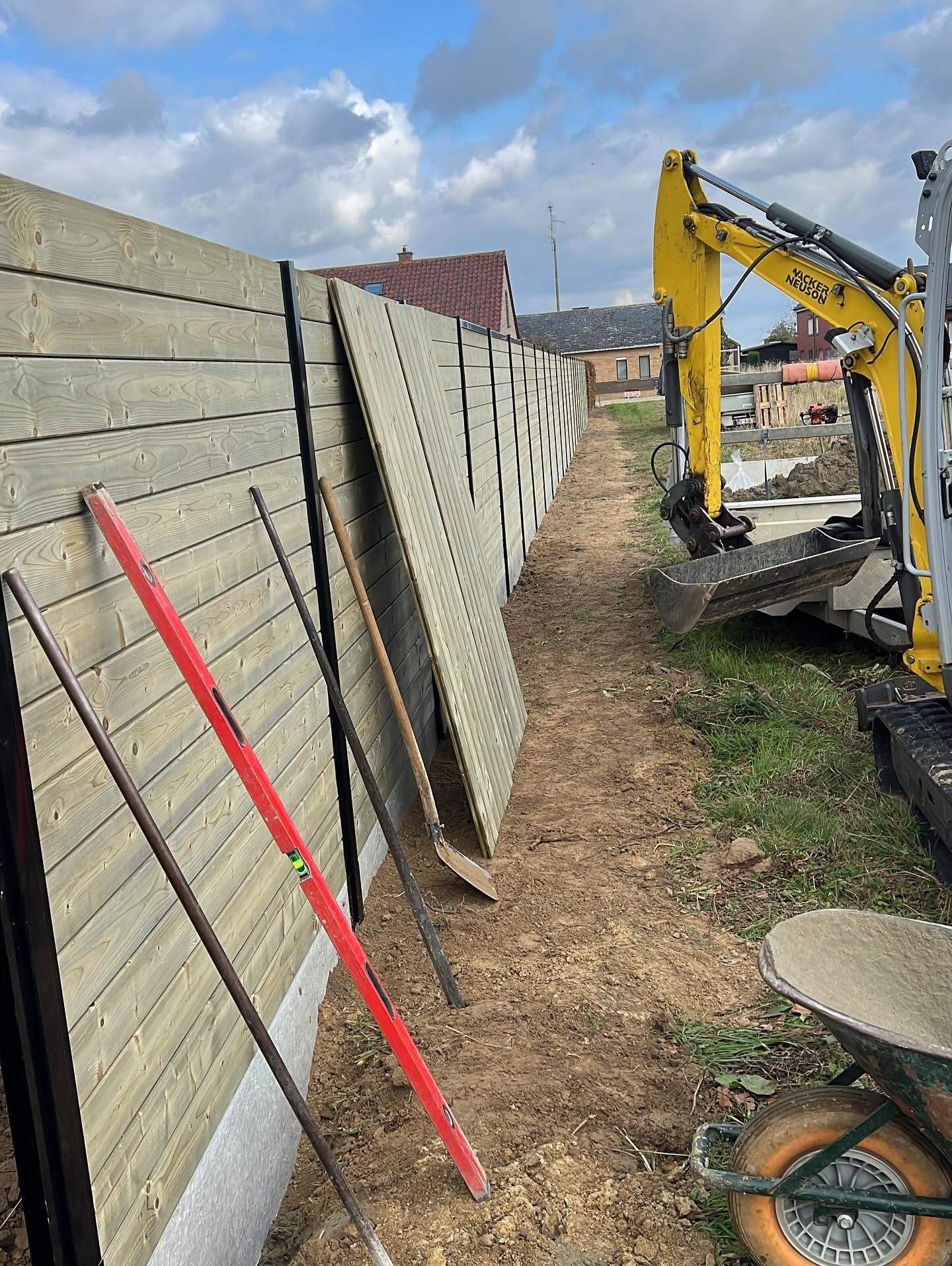 Tijdens de plaatsing, met de minigraver nog op de werf.