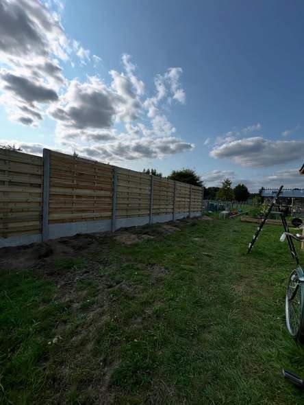 Houten schutsels op betonpalen.