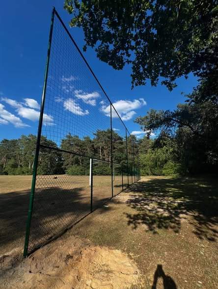 Ballenvangers op een sportterrein.