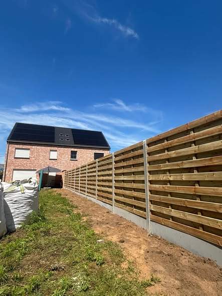 Houten schutsels op betonplaat.