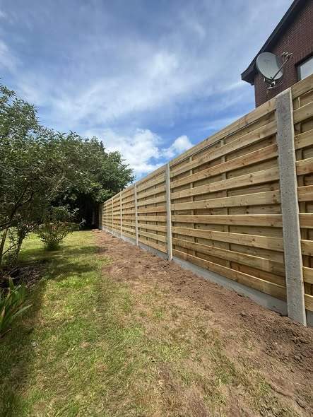 Houten schutsels op betonpalen.