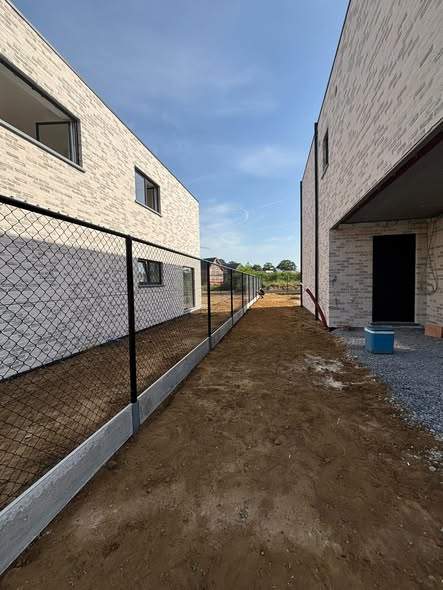 130 meter draad van 1,80 m op betonplaat, tussen nieuwbouwwoningen.