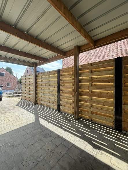 Houten schutsels op versterkte betonplaat in Koersel.