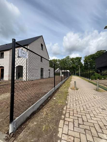 Draad van 1,80 m op betonplaat.