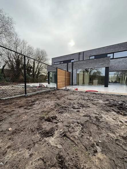 Draad op betonplaat bij een nieuwbouwwoning.