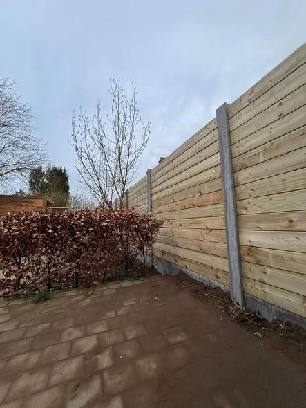 Kessel-Lo, na: nieuwe houten schutsels op betonpalen.