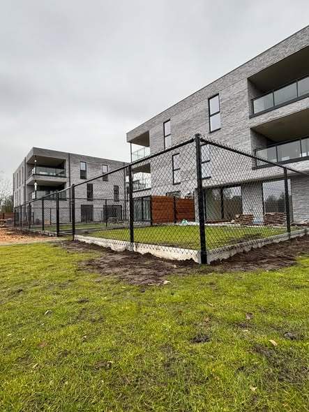 Staalmatten rond een nieuw appartementsgebouw.