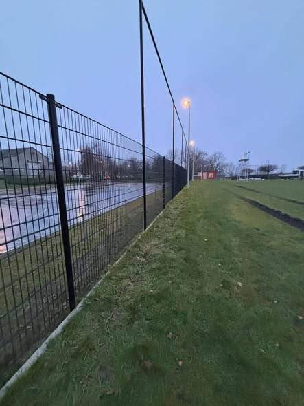 Omheining van een extra voetbalveld in Winterslag.