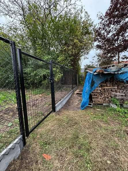 Draadhekwerk met poort.
