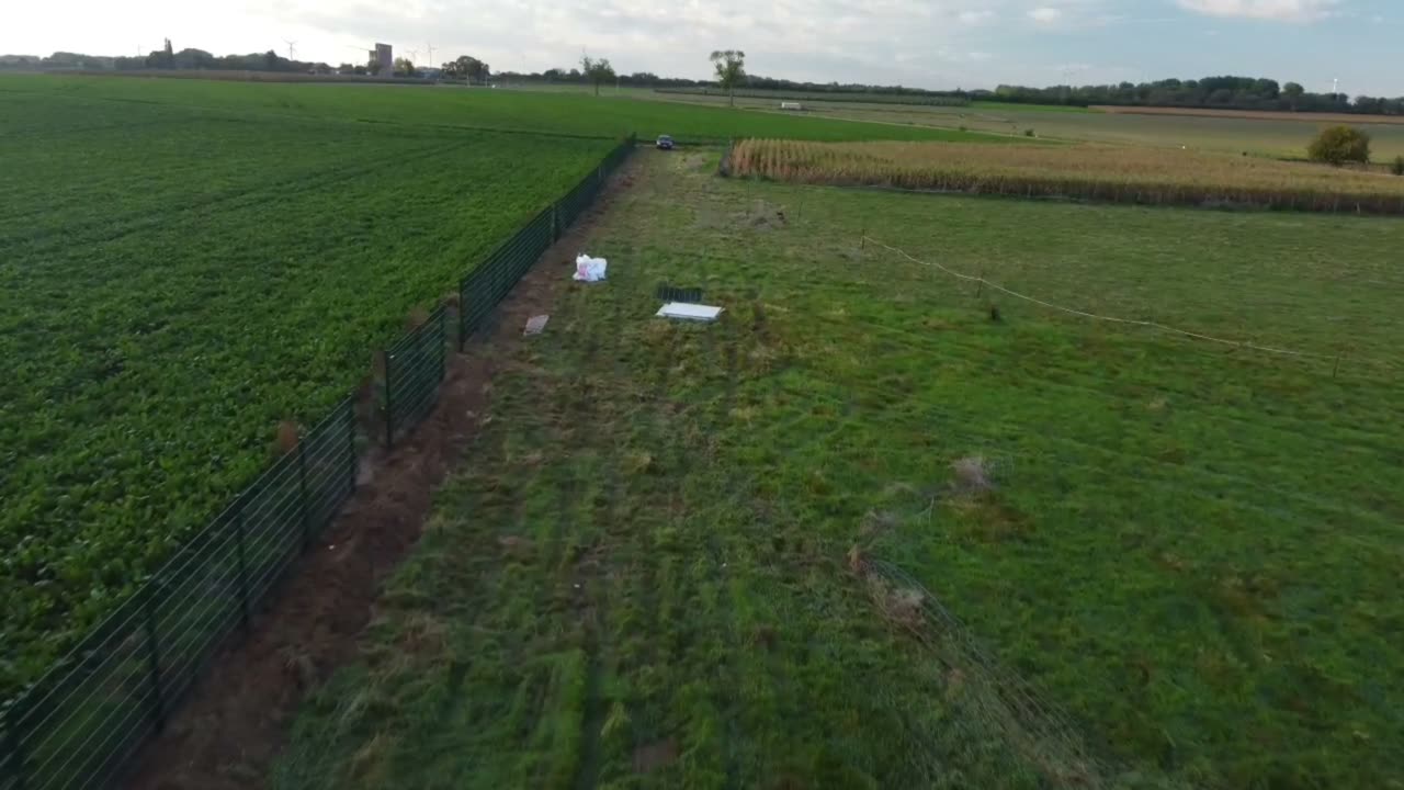 Beeld uit de video: 800 meter staalmatten langs een akker in borlo